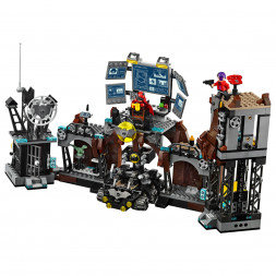 Конструктор LEGO Super Heroes 76122 Вторжение Глиноликого в бэт-пещеру